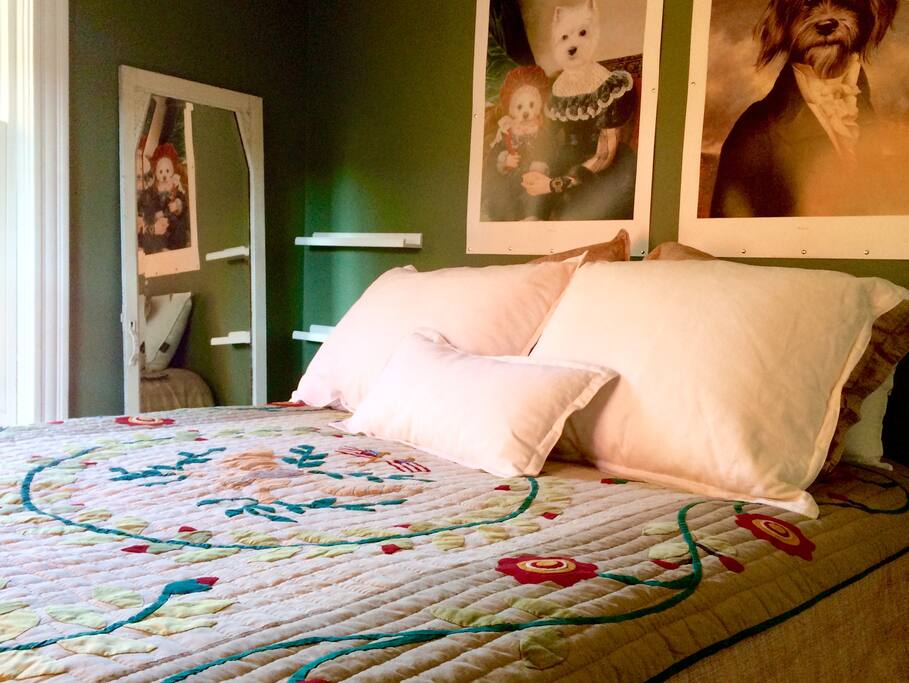 New queen bed (Simons)