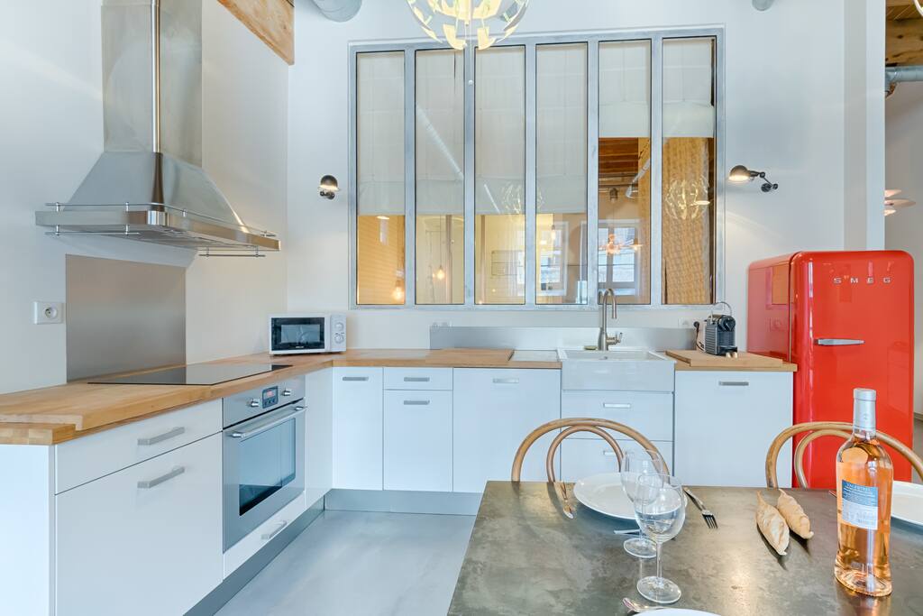 La cuisine ouverte toute équipée / The open kitchen, fully equipped