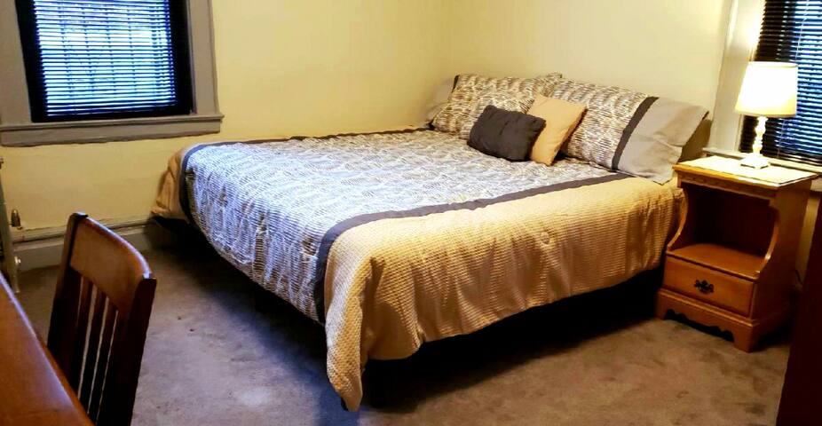 Clean, Comfy and Convenient NYC Suburb sleeps 16 gallery image 5