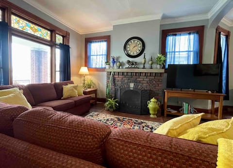 Charming & Spacious~2BedRM~1st Floor~Downtown\Deck