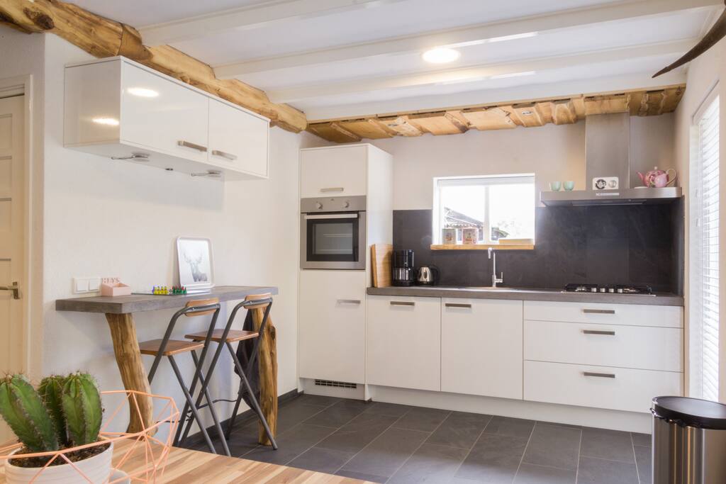 Deze nieuwe moderne keuken is uitgerust met koelkast, oven en afwasmachine