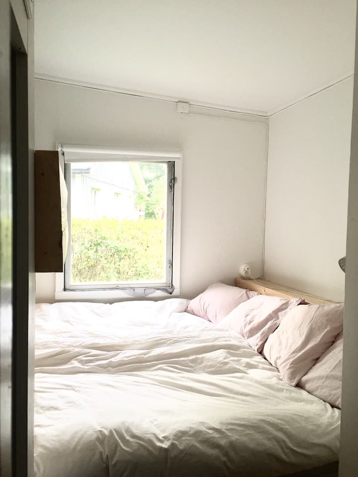 Spavaća soba br. 2. Ima krevet od 180 cm i krevet u potkrovlju od 80 cm. Ovdje cijela obitelj lijepo spava. 