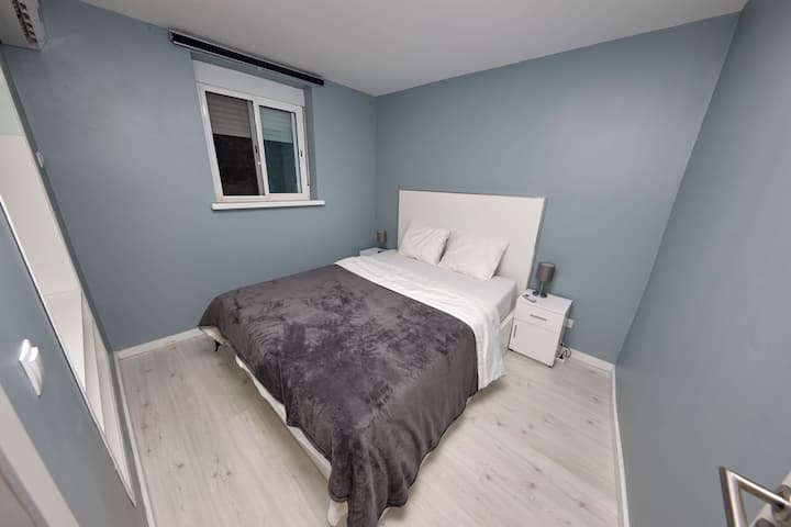 Apartamenti 1 (Casa de Pedra): Dhoma e gjumit 1 me krevat dopio, ajër të kondicionuar dhe ngrohës.