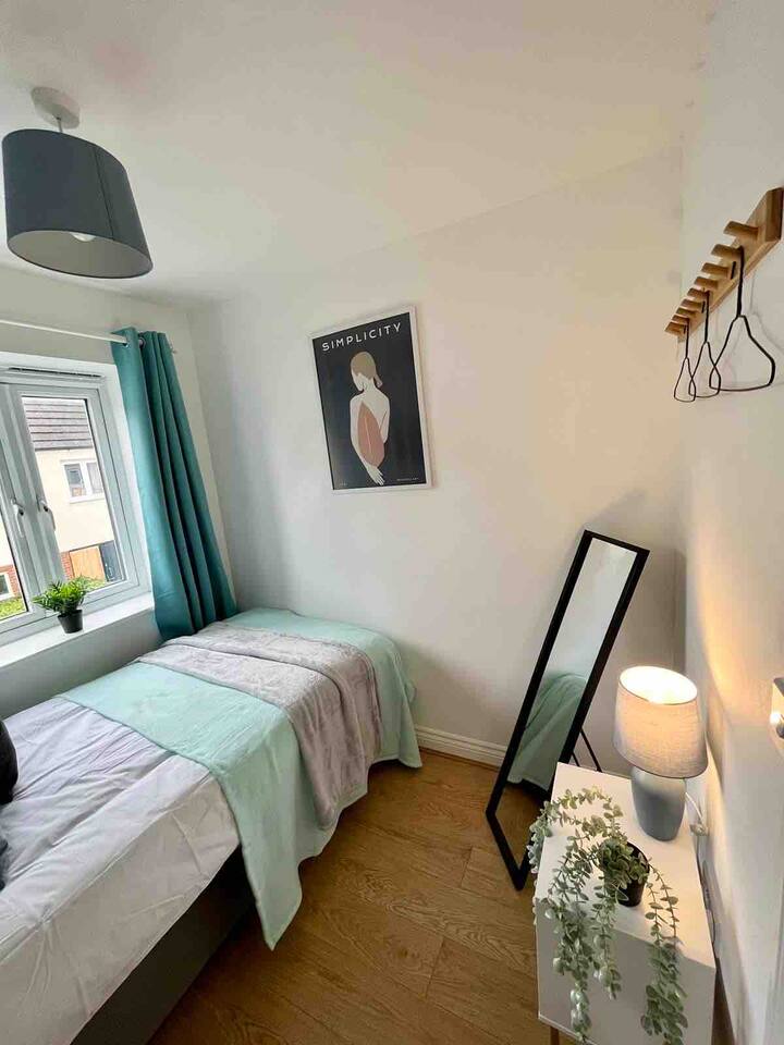 Spavaća soba 3
jednostruki Divan krevet, uzglavlje kreveta, madrac od memorijske pjene od 10inča 
1 x noćni ormarić 
Ograda/kuke za ormar
1 x Noćna svjetiljka
Samostojeće ogledalo