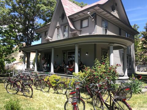 The Magnolia House, Victorian Wine Retreat