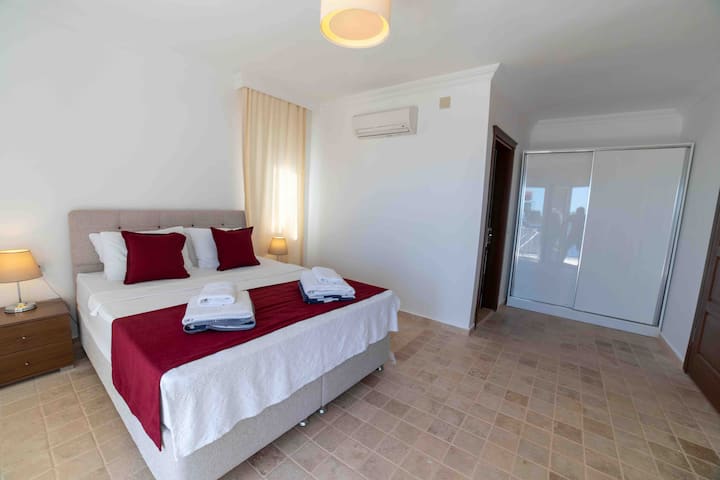 Cada habitación tiene aire acondicionado, cama, espejo de maquillaje y baño.

Cada habitación tiene aire acondicionado, una cama (individual o doble) espejo de maquillaje, baño y inodoro.