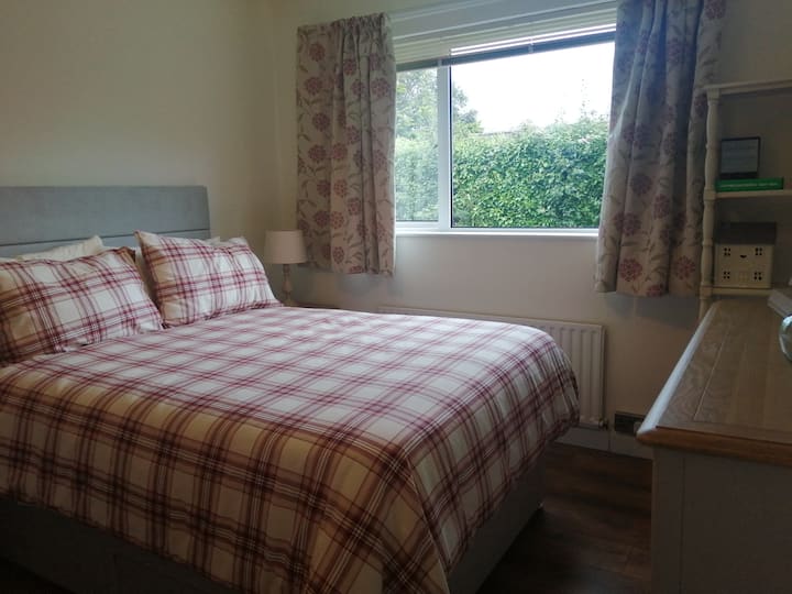 ორადგილიანი საძინებელი ახალი საწოლით და მატრასით, კარადებით, უჯრებით, ბაღის ხედით