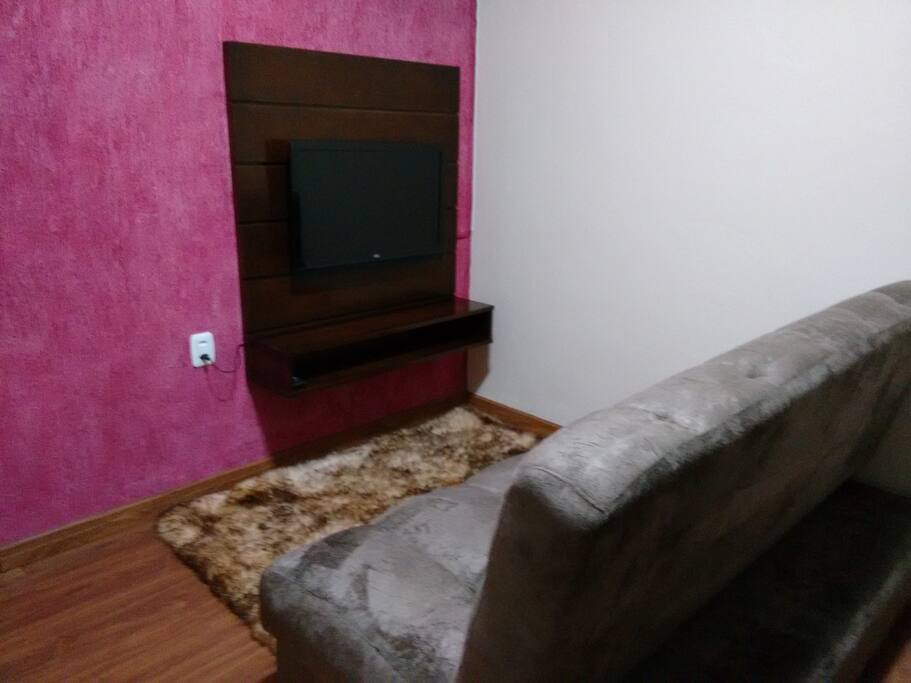 Sala estar, possui TV LED 32' e sofá cama casal.