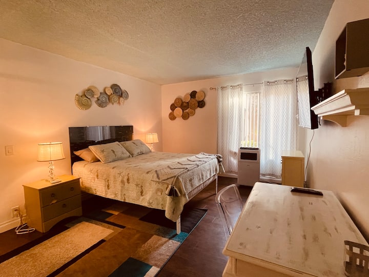 Suite de primer dormitorio, elegante y acogedora con TV inteligente, aire acondicionado portátil y escritorio 