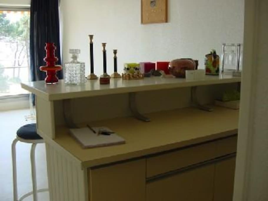 Salle de séjour avec cuisine ouverte donnant sur la mer