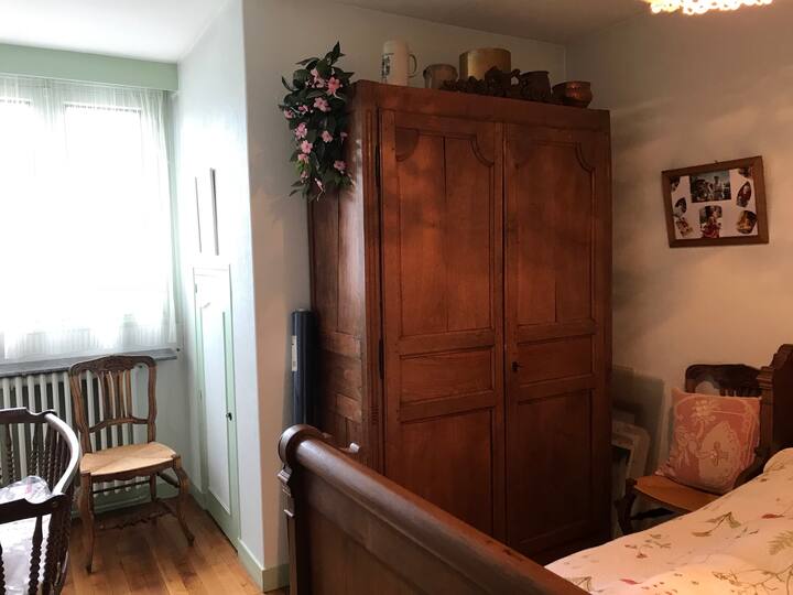 Chumba cha kijani. Kitanda 1 mahali. 