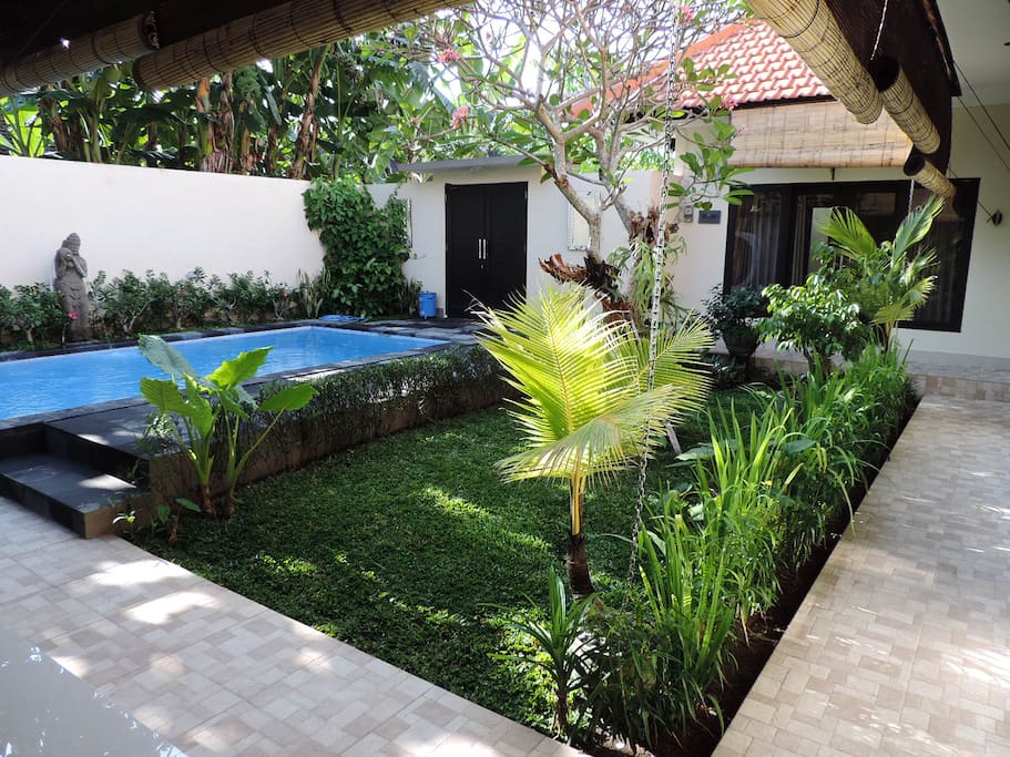 Jardin et piscine face aux 3 chambres