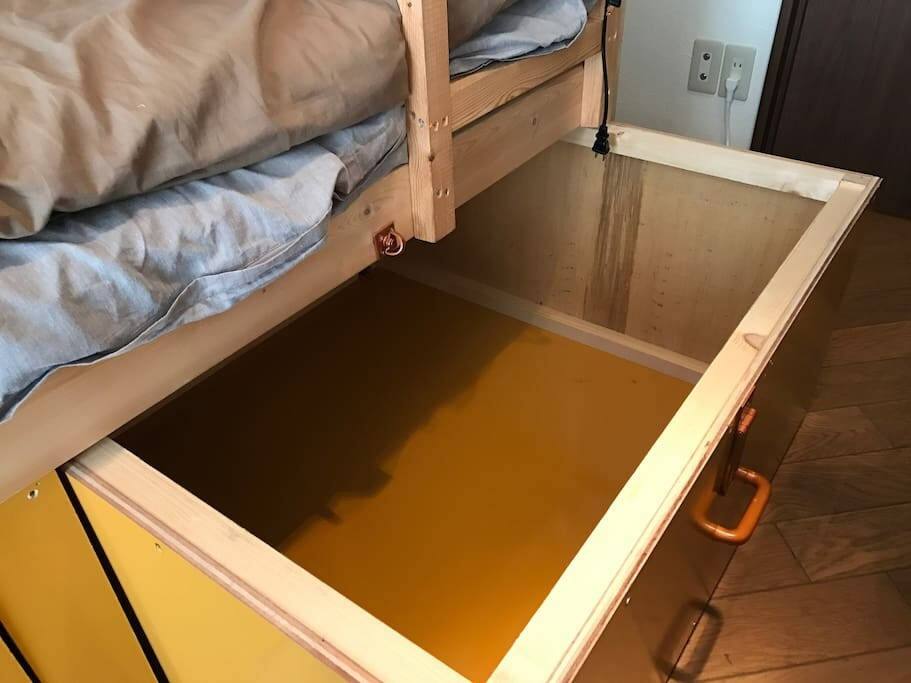 luggage space under the bed