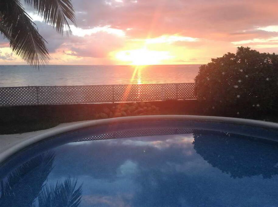 Profitez du coucher du soleil depuis la piscine !