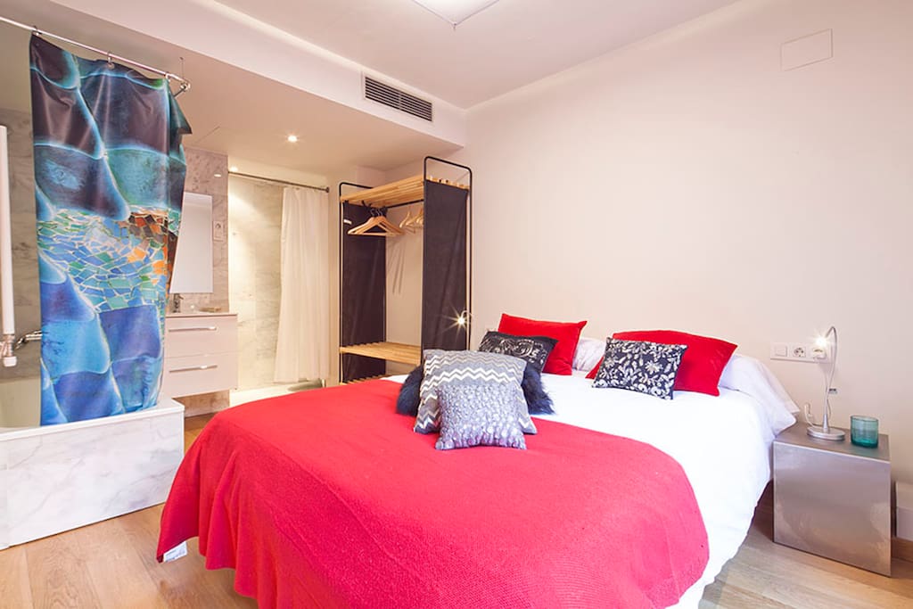 Double bedroom with bathroom