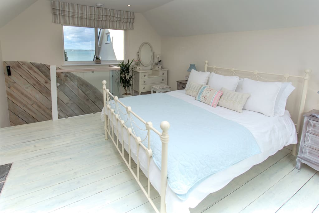 The double aspect windows in the master bedroom allow for lovely views across both the countryside to the South and the Solent Waters to the North. The master king bed is super comfortable with a medium to firm mattress and high quality bedding and linen.