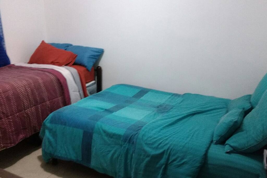 Cómoda cama matrimonial e individual, con posibilidad de poner una 3ra cama, hasta para 4 personas.