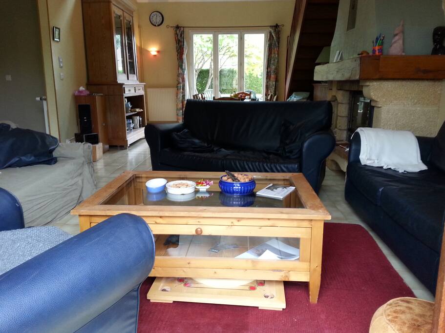 3 canapés 3 places et 1 fauteuil + poufs +TV