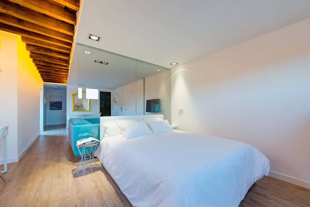 Vista del loft y vigas restauradas