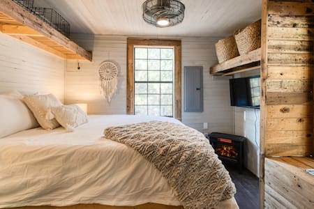 Bliss//Little Rustic Mountain Retreat - Blue Ridge