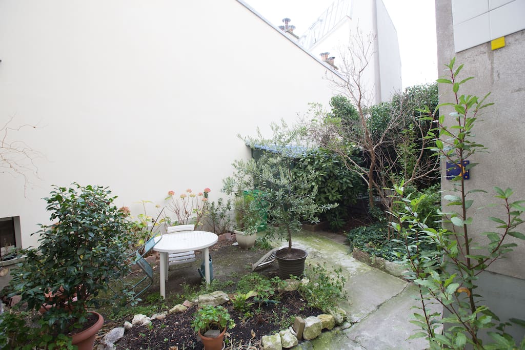 Beautiful inner coutyard who you can eat or relax