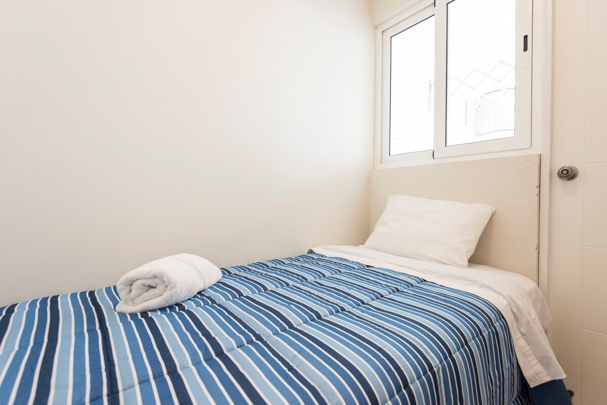 Საძინებელი ერთადგილიანი საწოლით.