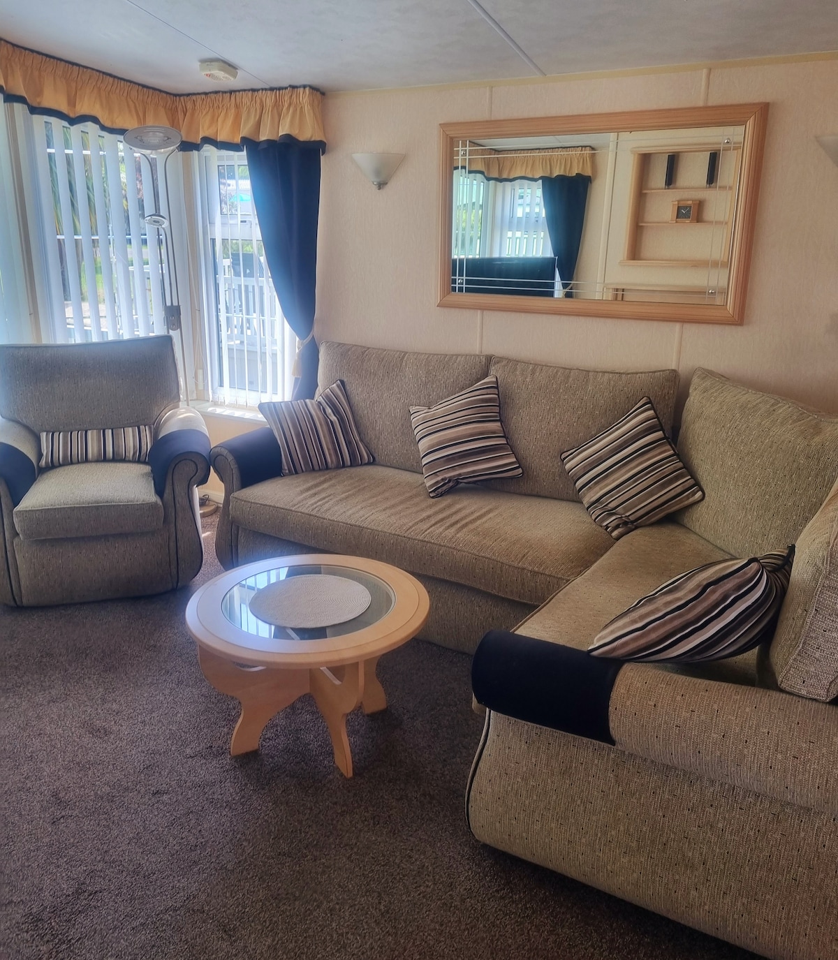 Cómodo salón con amplios asientos.