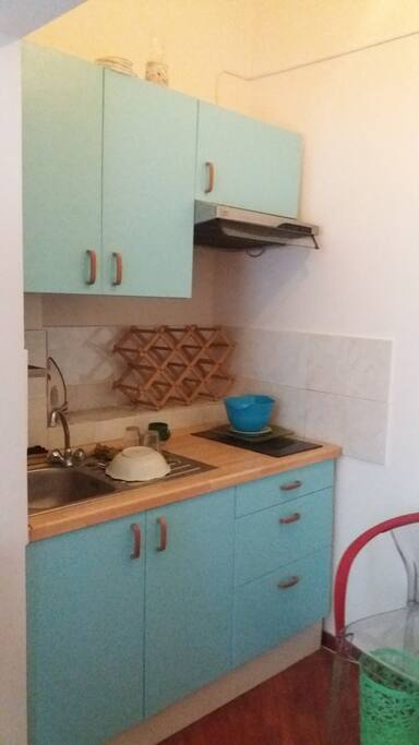 Cucina con dispensa e frigo
