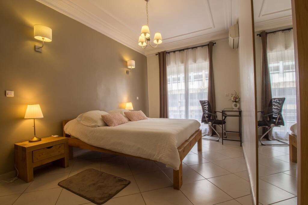 Confortable suite parentale avec salle de bain, climatisation et balcon