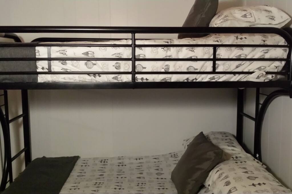 1 ère Chambre au rez de jardin. 1st floor bedroom.