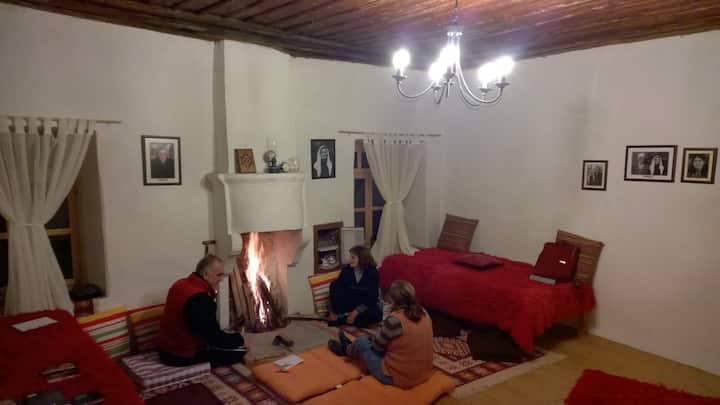 אח בסלון_בלילה (Oda e burrave - באלבנית).