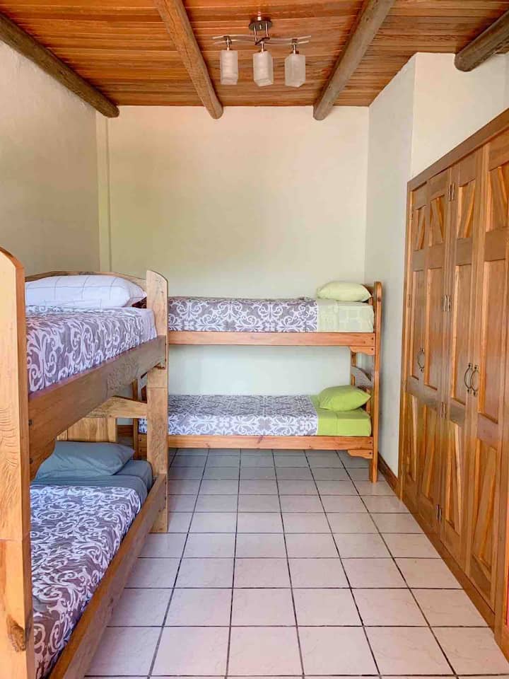 غرفة النوم الثالثة ، الطابق العلوي ، 
أربعة أسرة 
سرير 2 سرير 1 1/2 
سريران لشخص واحد 