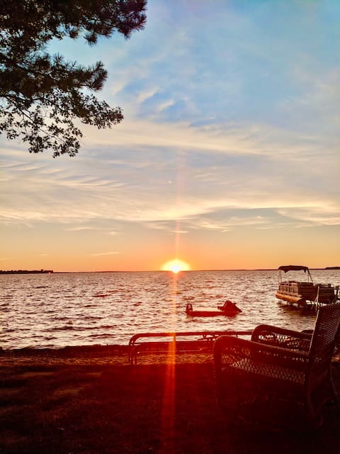 Lake front cottage w/ 100' of private sandy beach