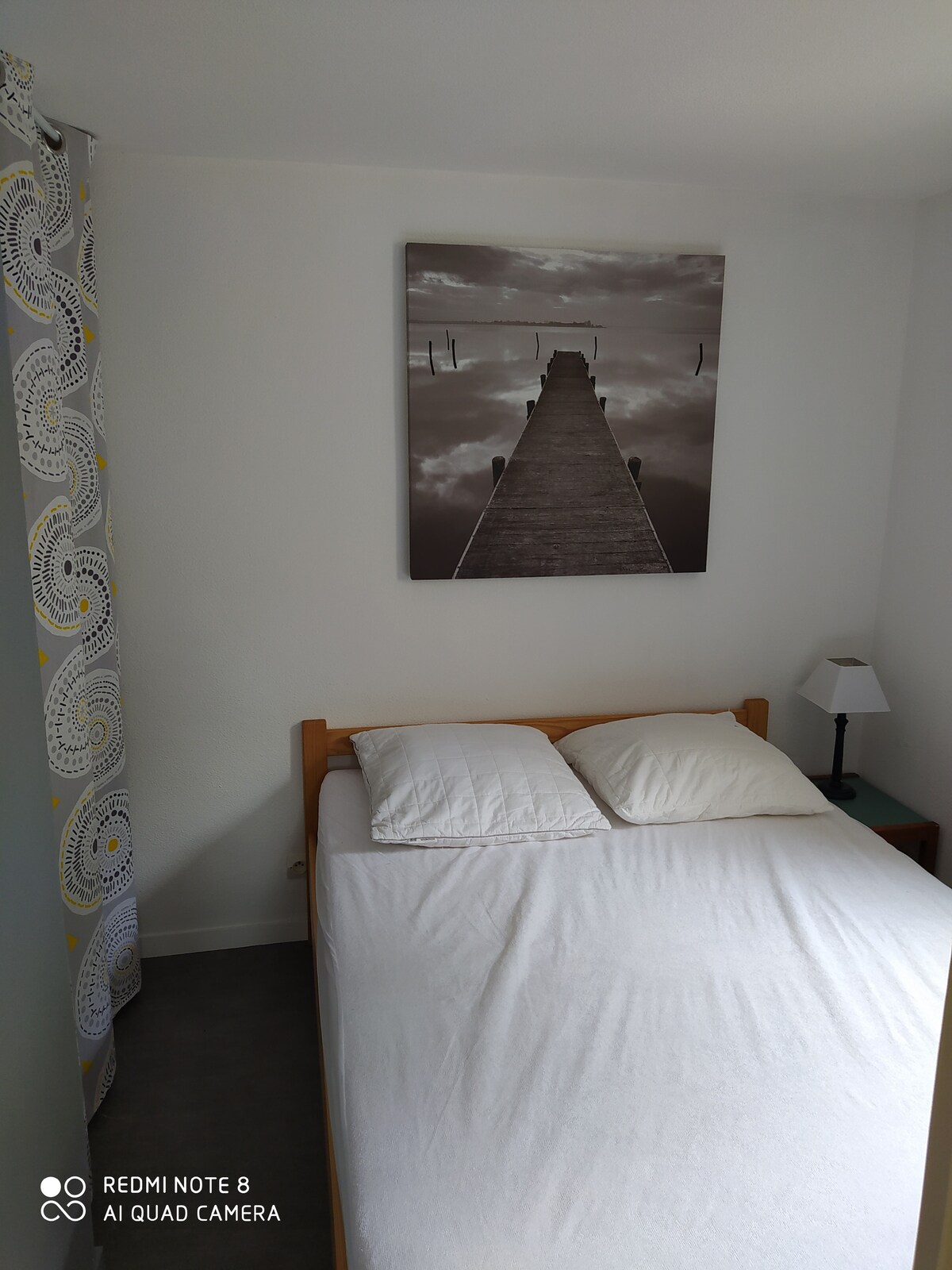 חדר שינה עם מיטה זוגית. מסופקים: שמיכת פוך, שמיכה נוספת ושתי כריות.
נוכחות מלתחה בה נמצא שואב אבק.
מצעים לא מסופקים.