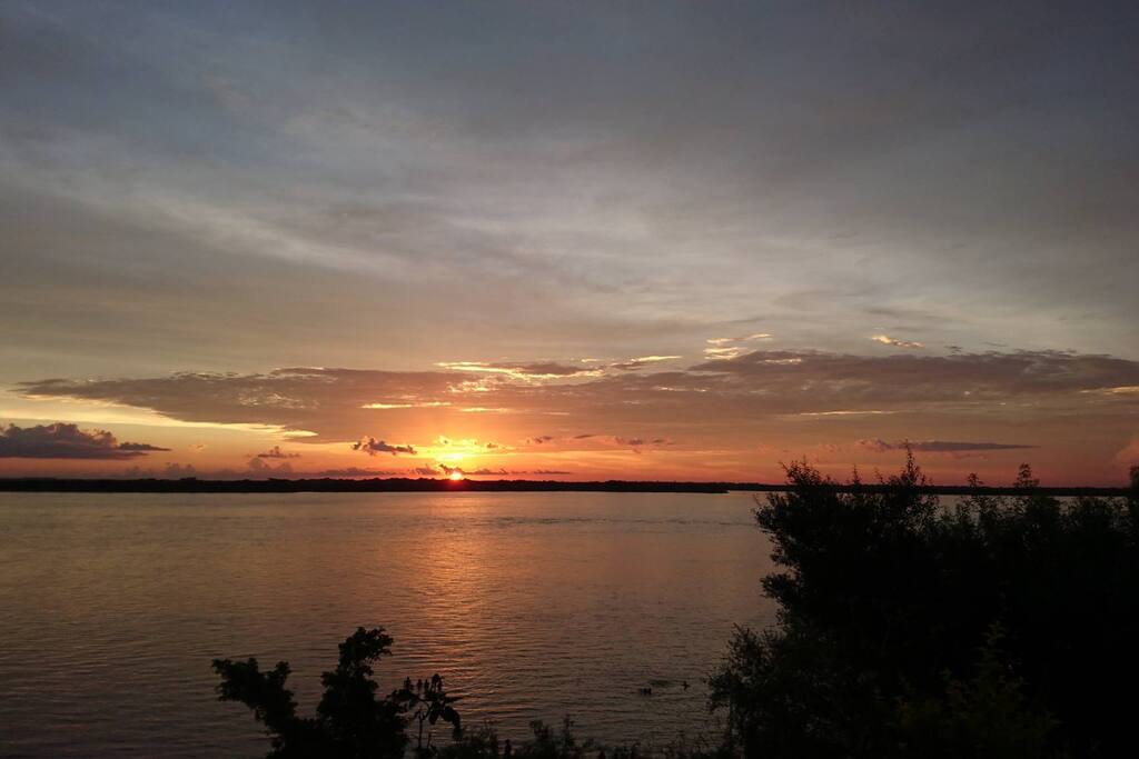 Atardecer desde el jardín trasero. Sunset from the backyard.