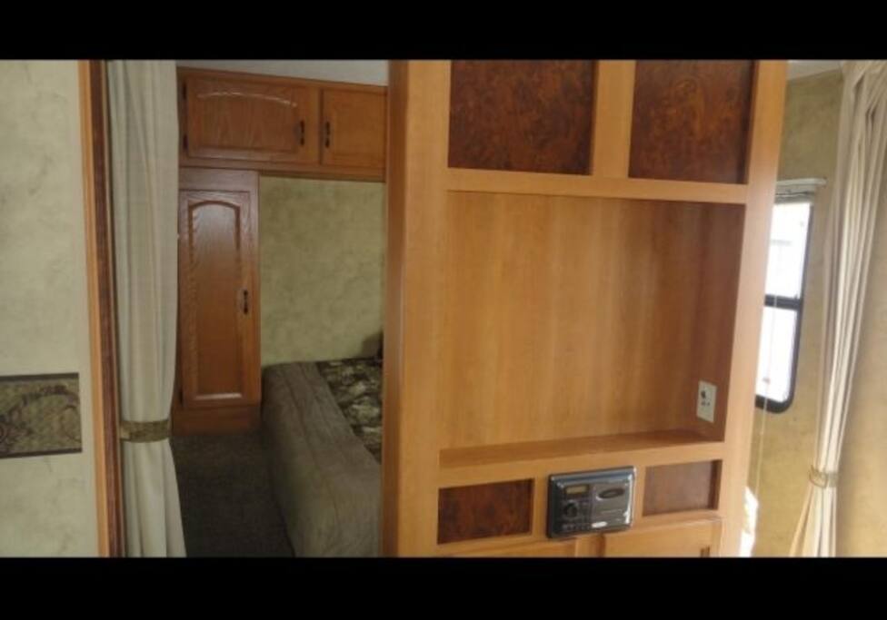 Chambre des maîtres derrière le petit mur où l'on installe une TV. Il y a également un petit système de son pour la musique et la radio. Des rideaux de chaque côté vous permettre de retrouver votre intimité.
