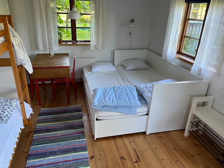 En Gäststugan hay 2 sofás cama y 1 litera. Total de 6 camas.