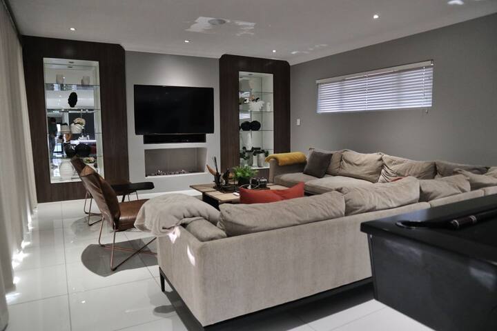 Exquisite Family Cape Villa Pool and Fire Pitt gallery image 2