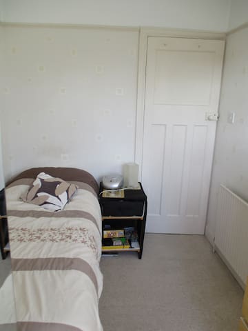 Sunny single bedroom near City Centre & University