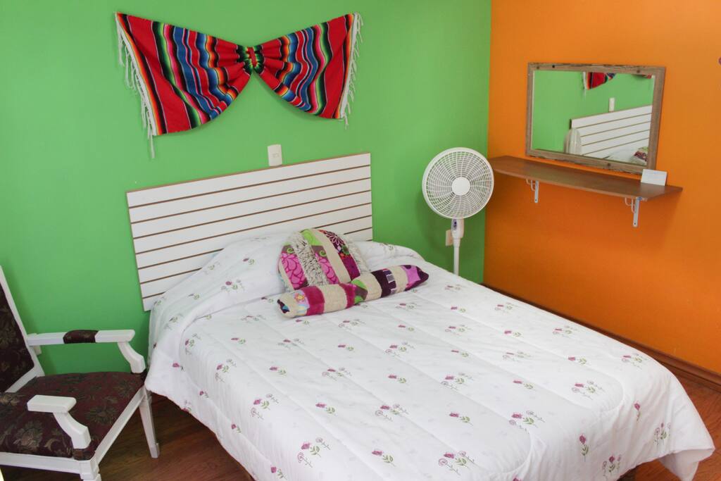 Cama matrimonial. Tiene ventilador a tu disposición. Cuenta con espejo y repisa para tus pertenencias. La silla es tan cómoda para descansar o leer.