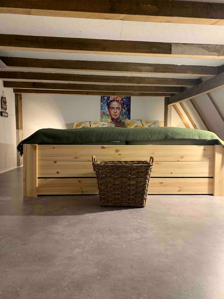 Video con cama doble grande. Espacio para la cabeza de 1,30 cm. 