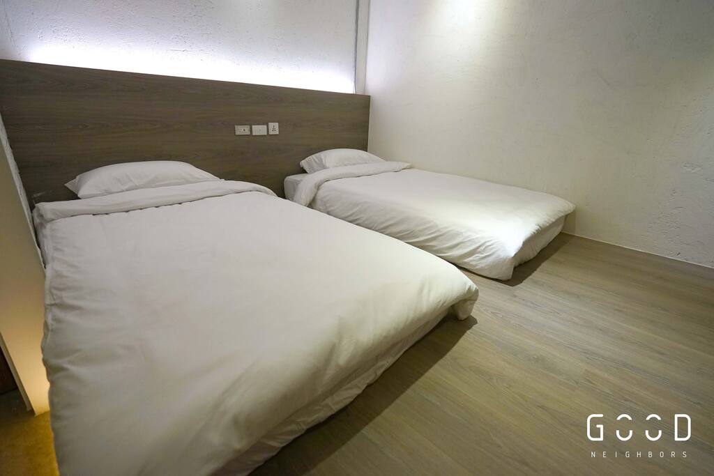 床頭附各式充電孔與視聽娛樂插座
