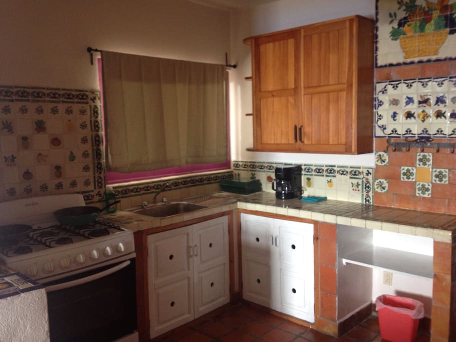 Cocina amplia con horno,refrigerador,alacena,utensilios