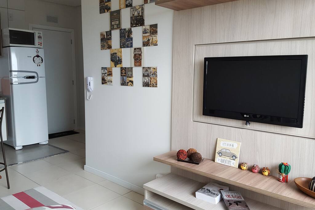Sala com TV reversível para o quarto.