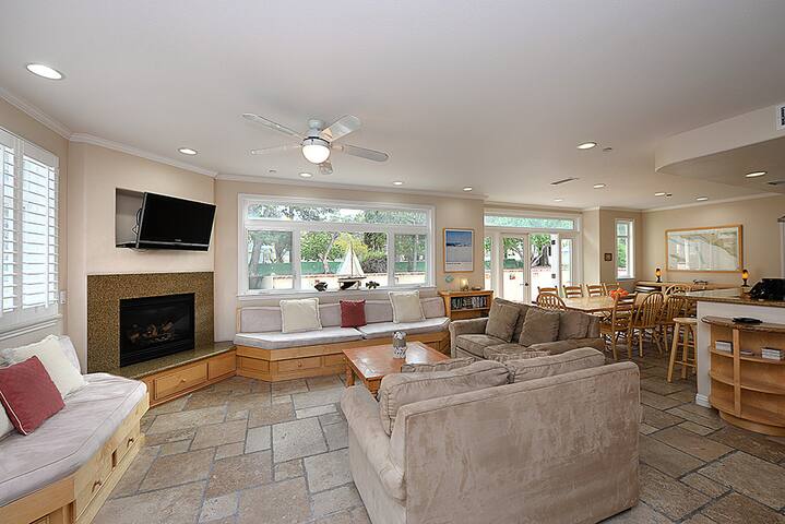 357CL: Most Popular 5bd home in Avalon! gallery image 2