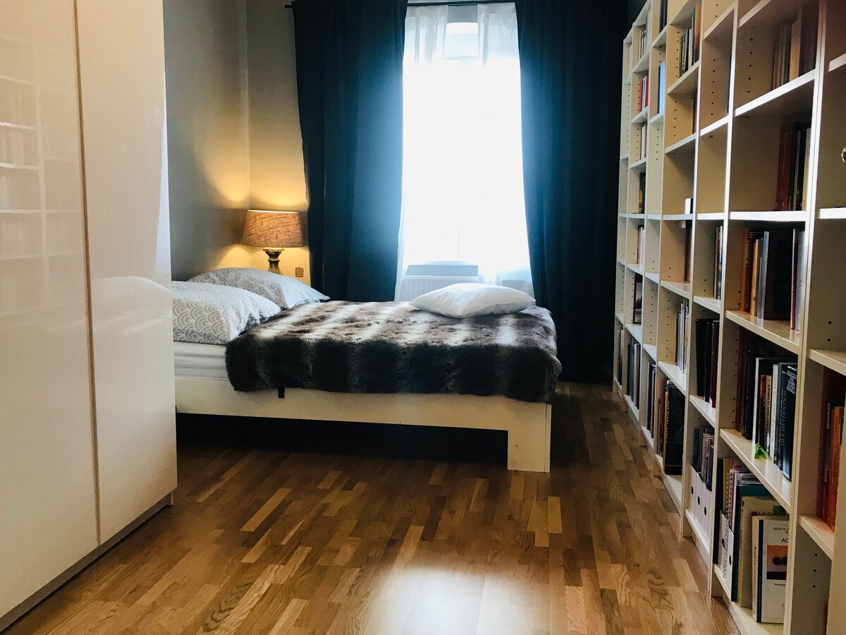 חדר שינה הפונה לחצר האחורית