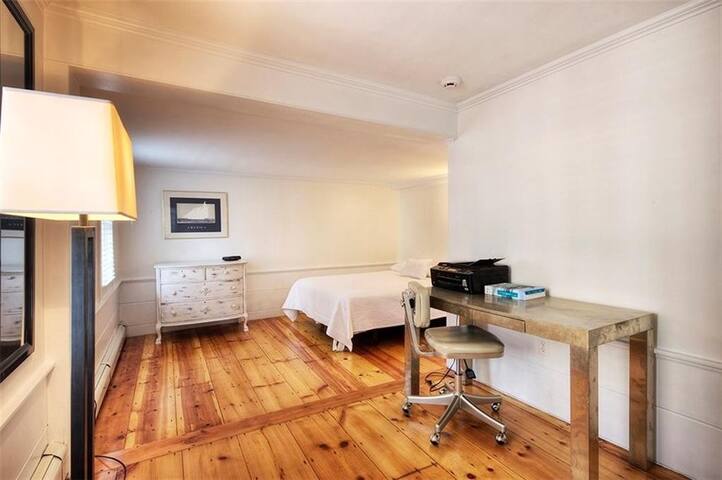 Peleg Barker House. Spacious & Family Friendly! gallery image 5