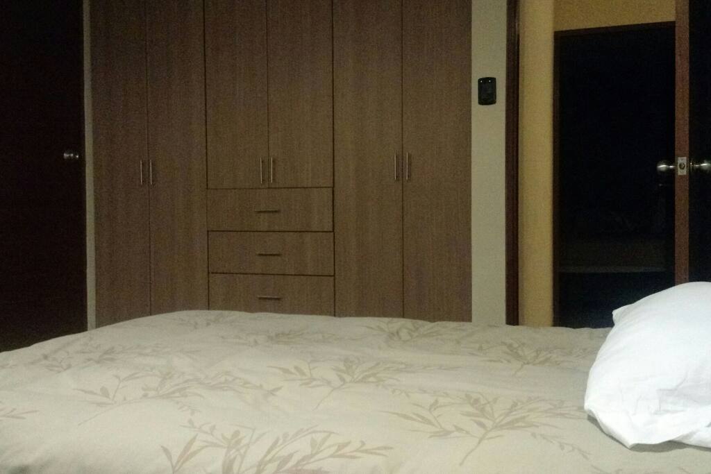 Cama Queen y adicional hay otra cama