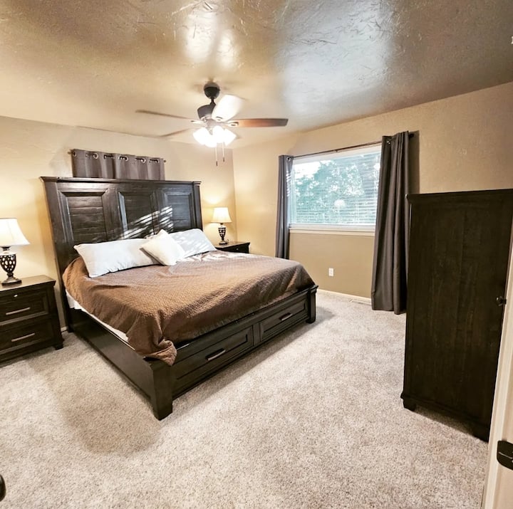 Მთავარი საძინებელი დიდი საწოლით და ტბის ულამაზესი ხედით!