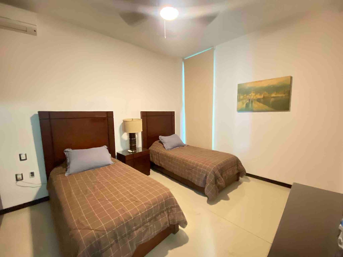 Chumba cha kulala 1, (picha ya 1) kilicho kwenye ghorofa ya chini, vitanda viwili vya mtu mmoja, taa ndogo na bafu kamili ambayo inashirikiana na sehemu ya pamoja ya chumba cha kulia, hata hivyo ina mlango kutoka kwa chumba cha kulala na eneo la pamoja la nyumba 